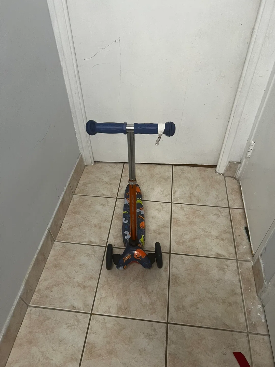 Dino 3-Wheel Kids Scooter image indicator(3)