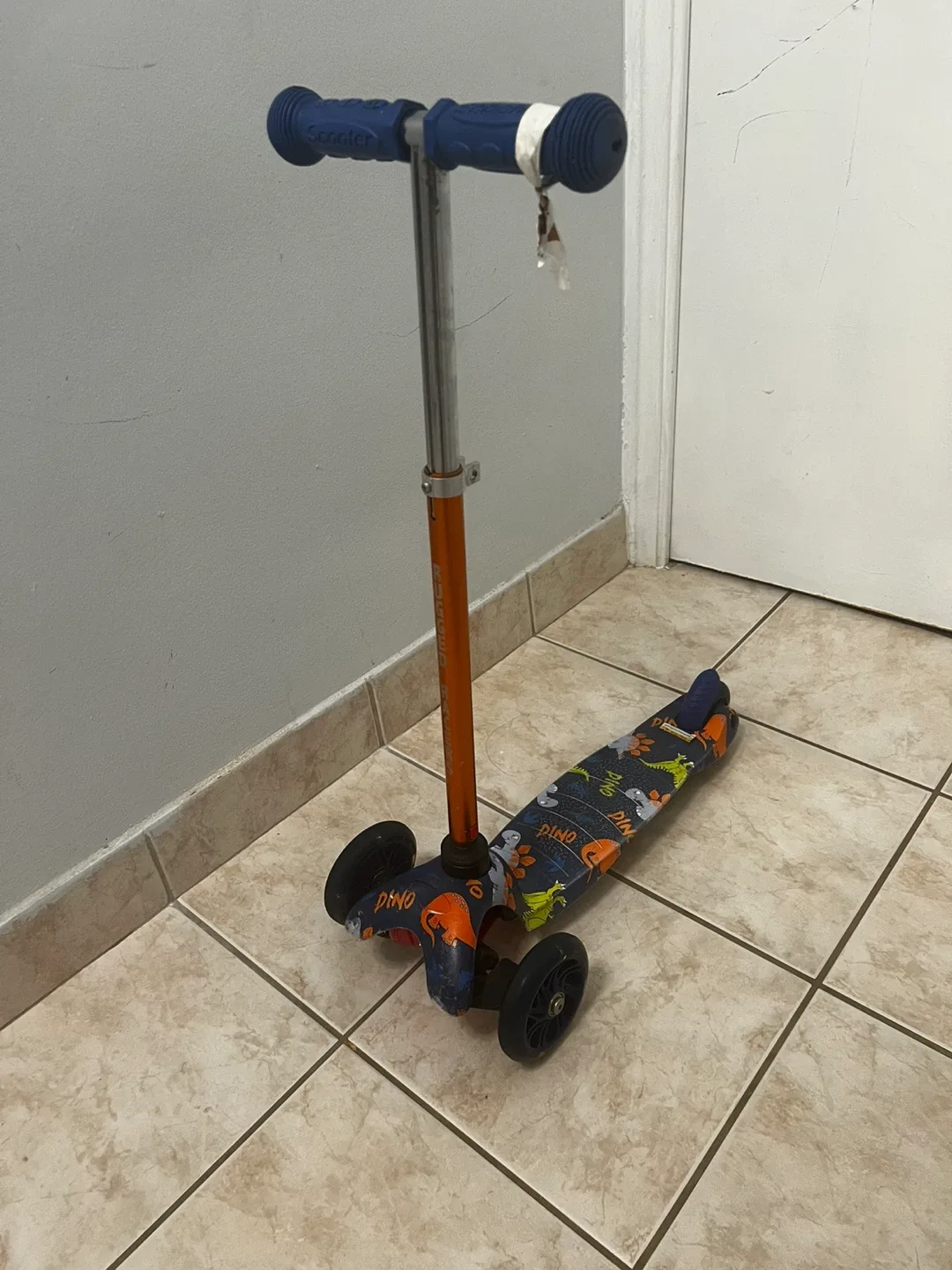 Dino 3-Wheel Kids Scooter image indicator(2)