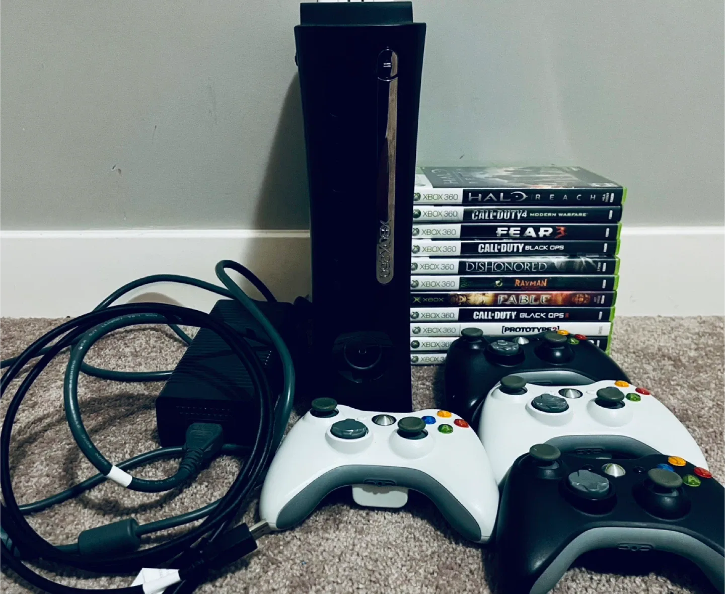Xbox 360 Elite 120GB + 4 Controllers + 11  Games