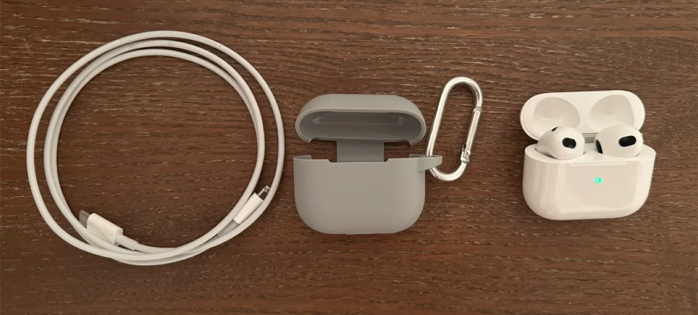 Apple AirPods Generation 3 Including Protective Case image indicator(5)