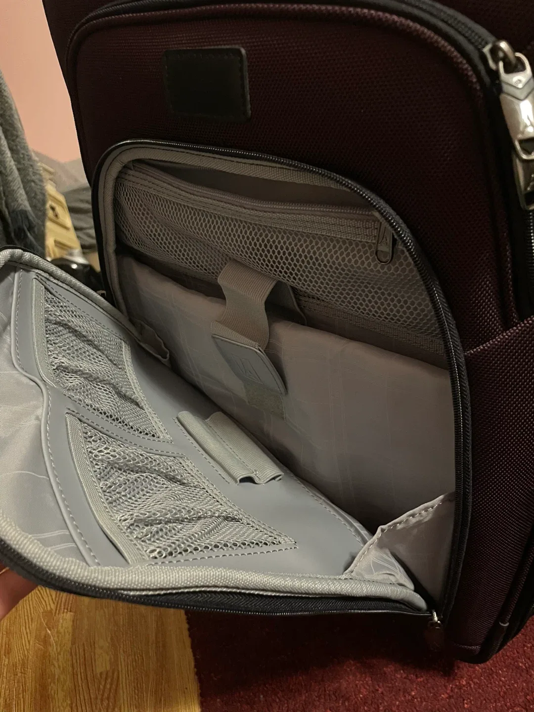 Travelpro Rolling Suitcase image indicator(4)