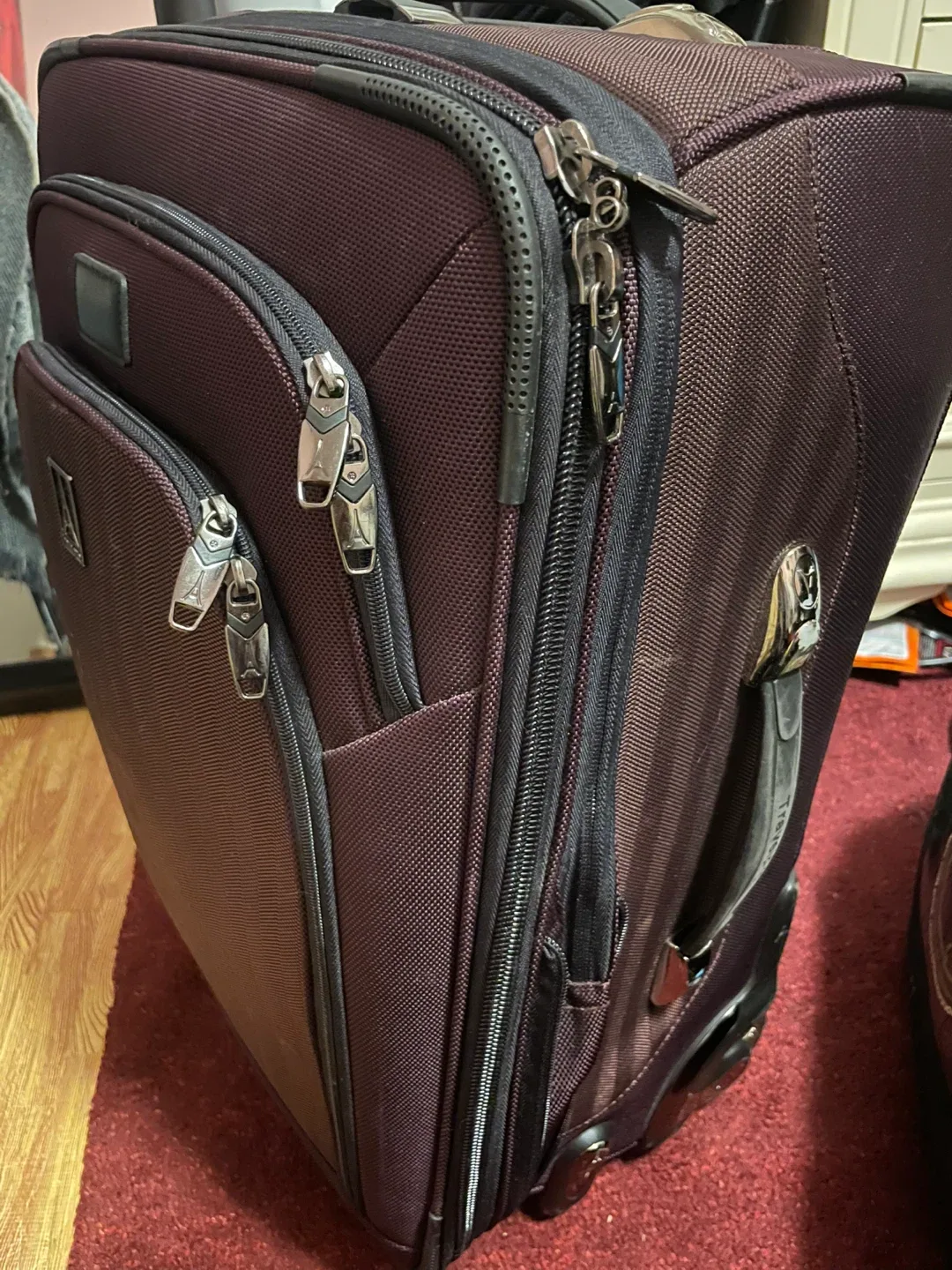 Travelpro Rolling Suitcase image indicator(3)