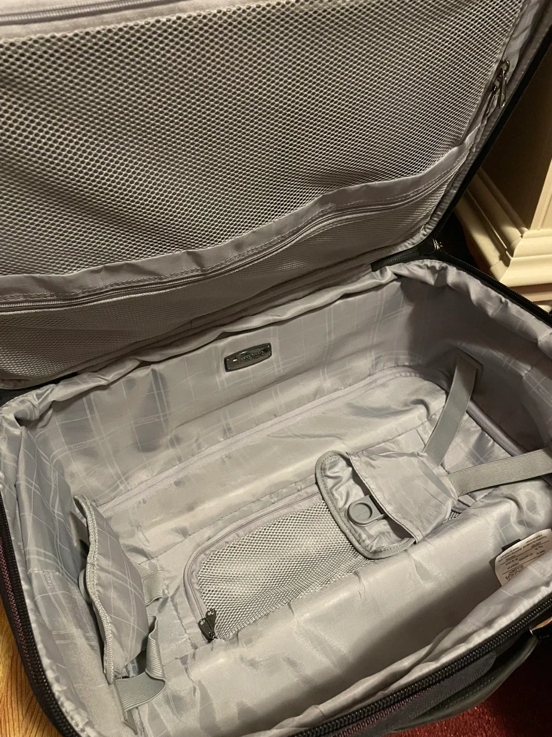 Travelpro Rolling Suitcase image indicator(5)