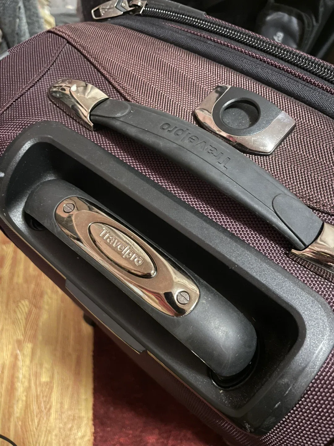 Travelpro Rolling Suitcase image indicator(2)