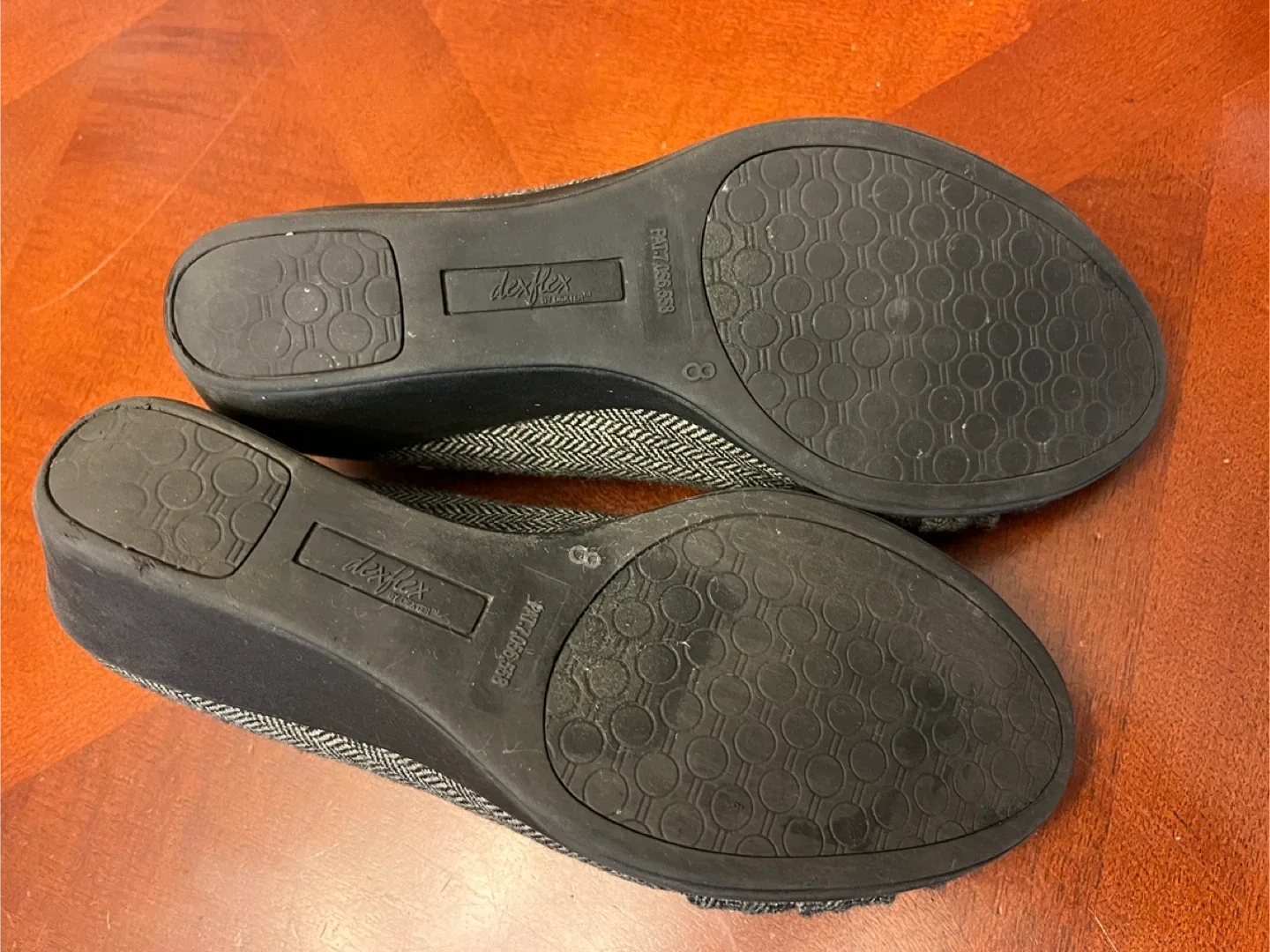 DexFlex Comfort women’s 8 wedge heels, grey herringbone image indicator(4)