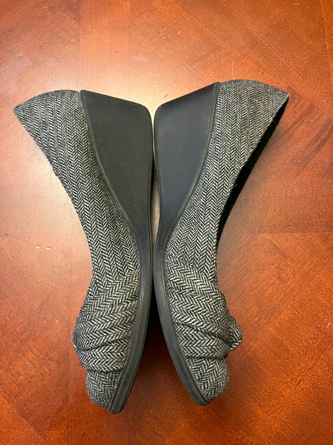 DexFlex Comfort women’s 8 wedge heels, grey herringbone image indicator(7)