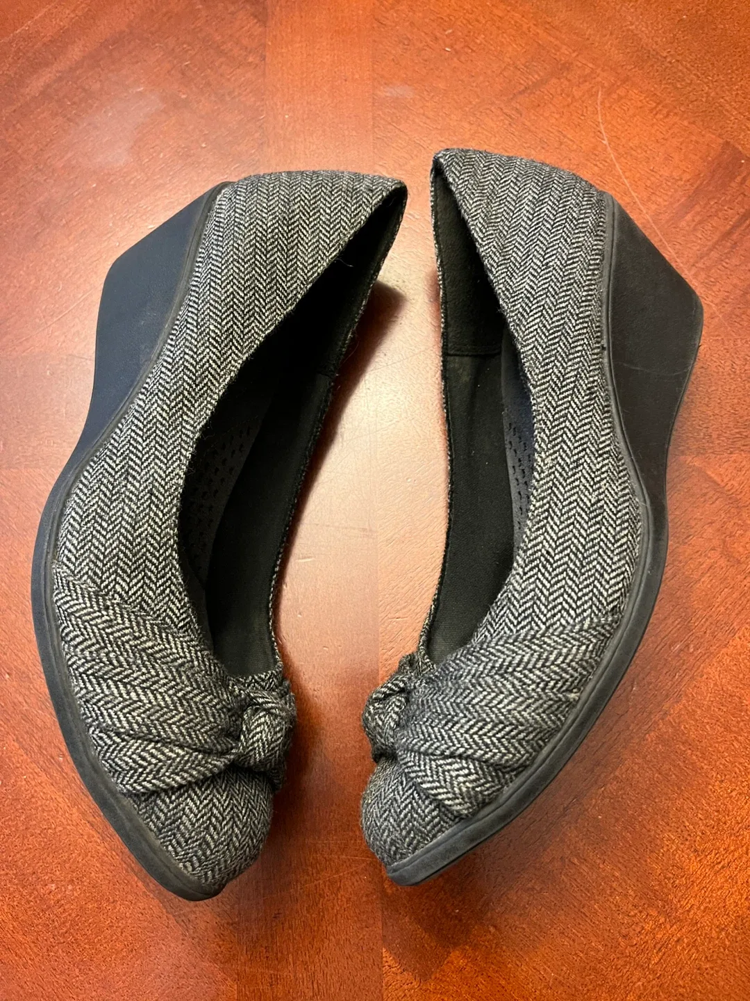 DexFlex Comfort women’s 8 wedge heels, grey herringbone image indicator(8)