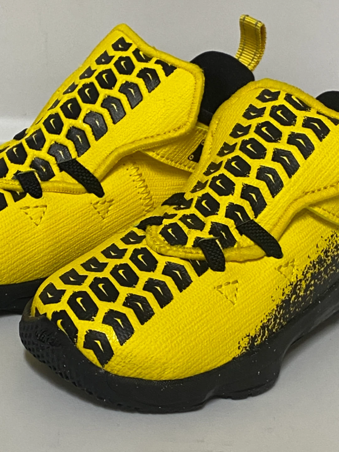 Nike LeBron XVIII Yellow/Black Kids Sneakers - photo 2