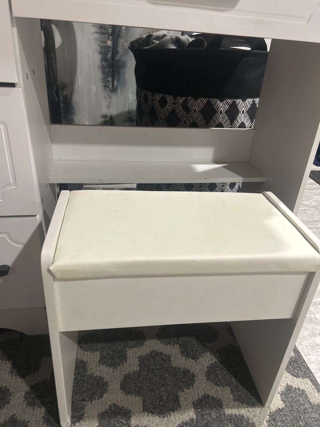 White vanity with light up mirror - photo 2