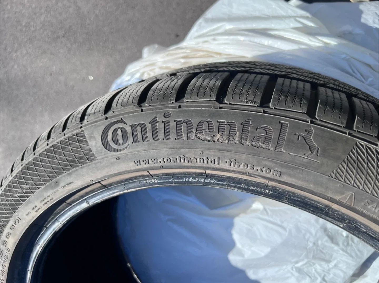 Continental 255/40 R19 Winter Tire for sale image indicator(2)