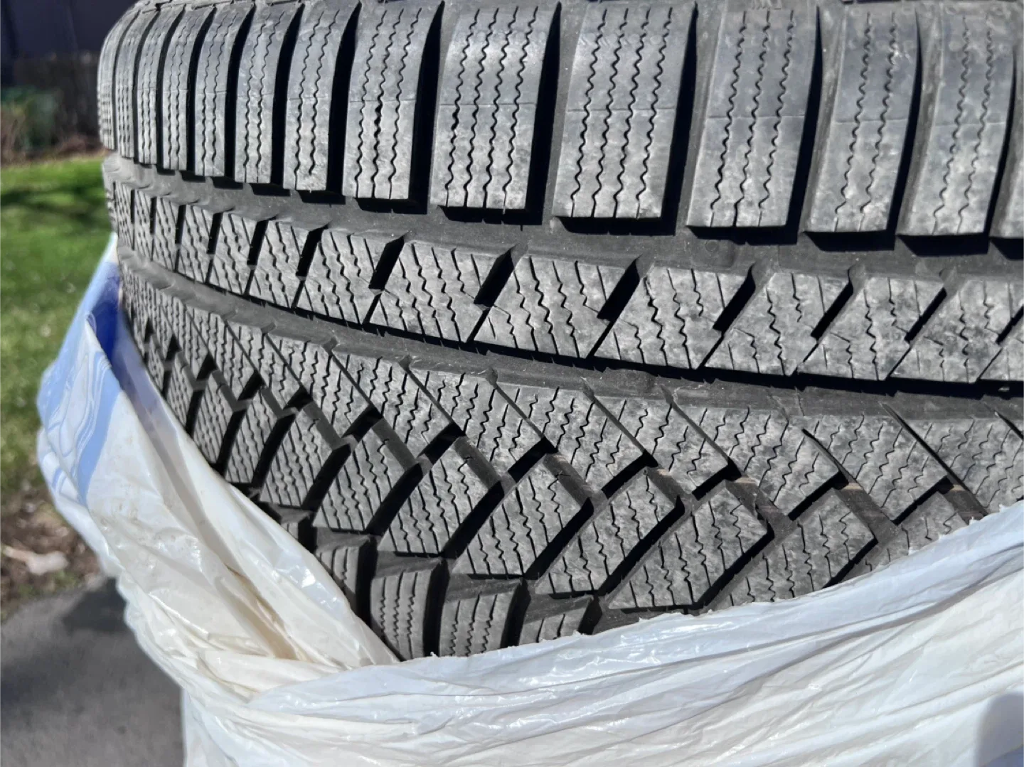 Continental 255/40 R19 Winter Tire for sale image indicator(5)