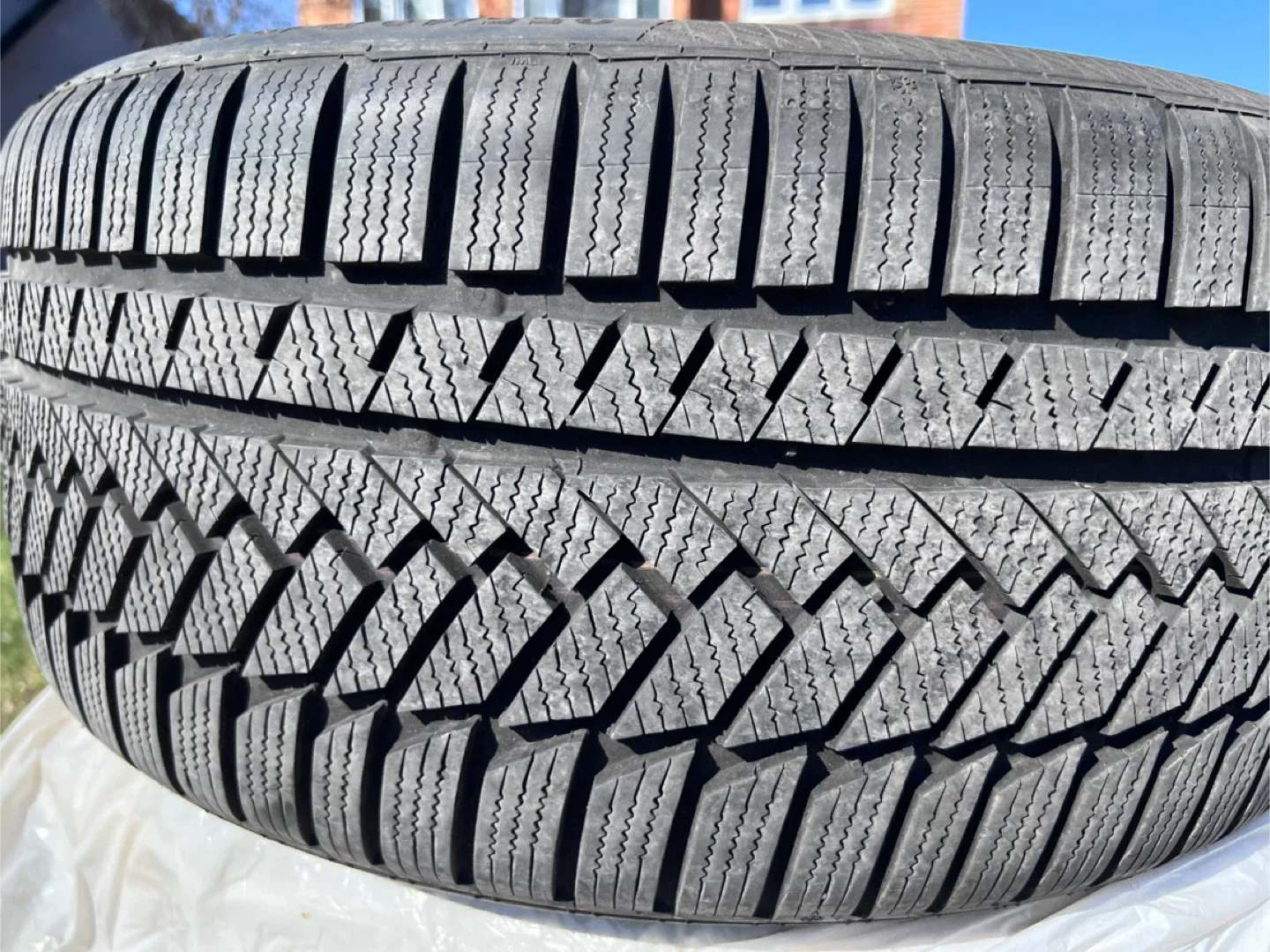 Continental 255/40 R19 Winter Tire for sale image indicator(4)