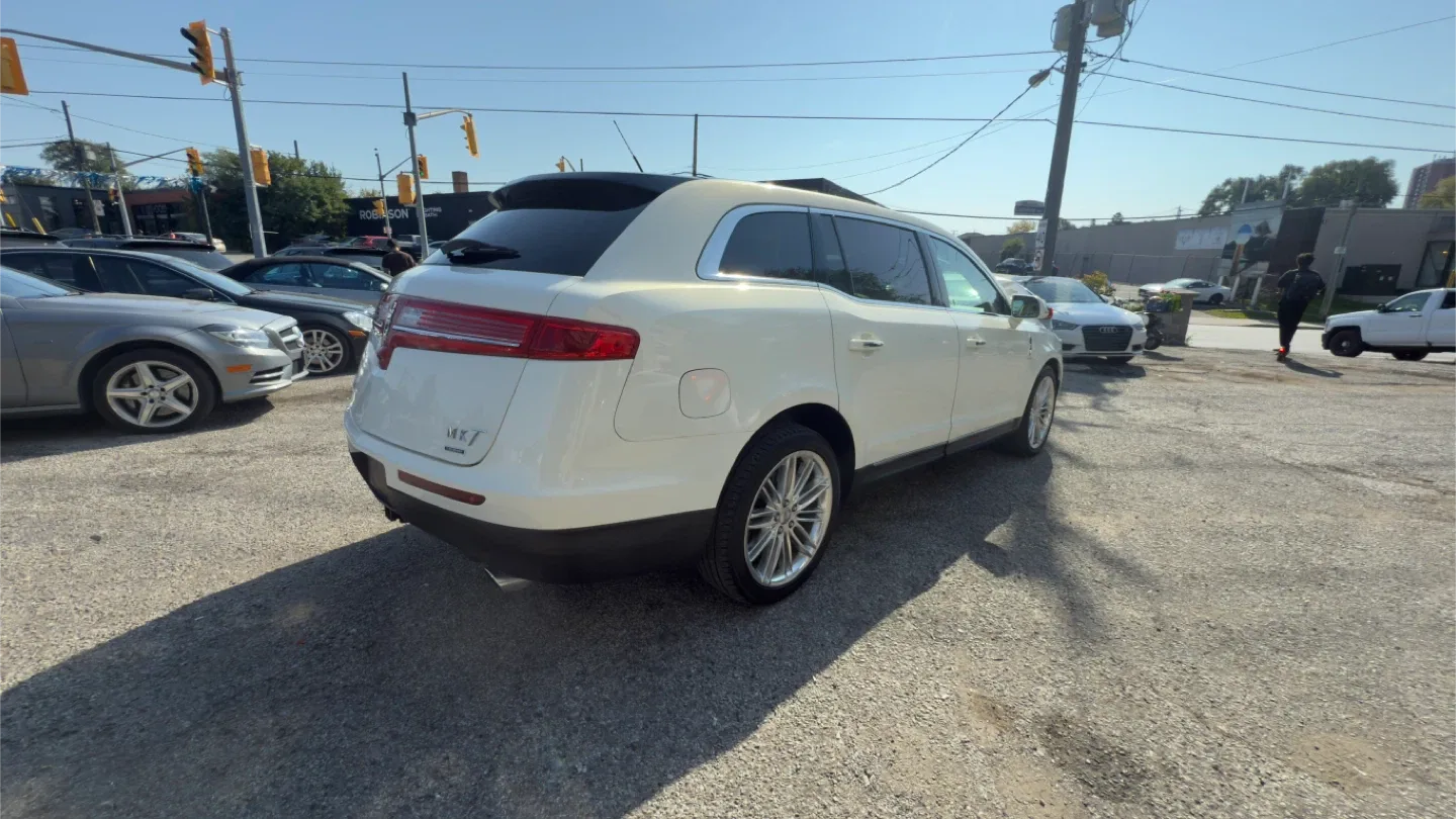 2013 Lincoln MKT White SUV AWD image indicator(2)