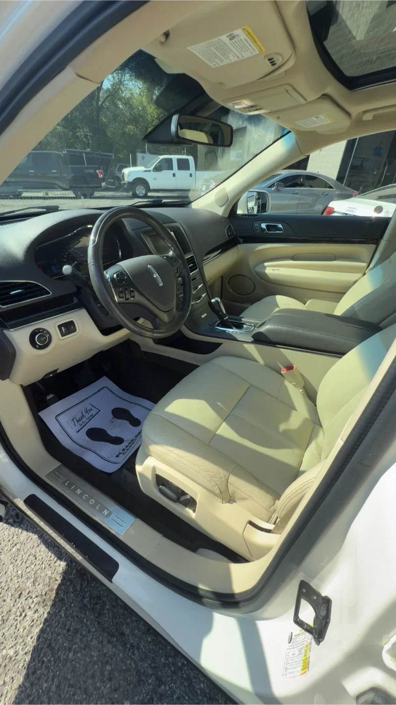 2013 Lincoln MKT White SUV AWD image indicator(6)