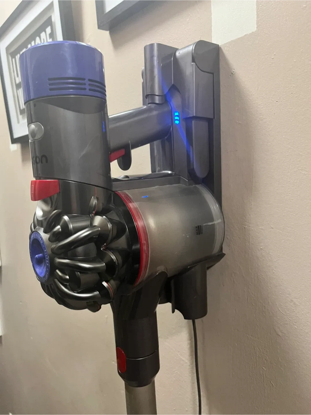 Dyson V8 Cordless Stick Vacuum image indicator(4)