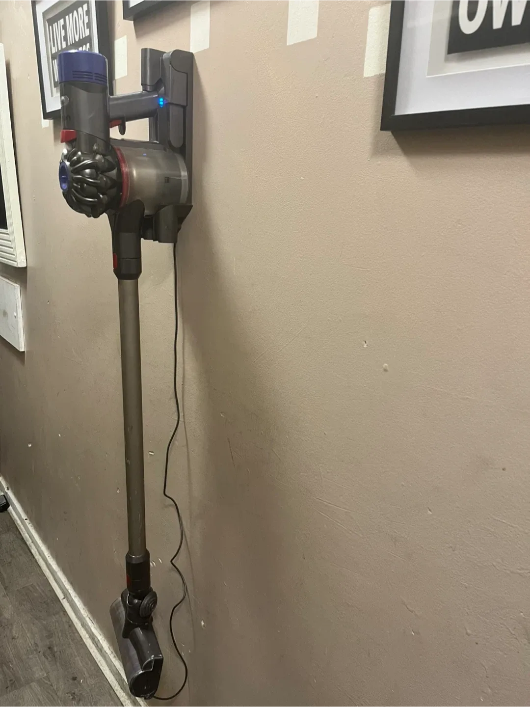 Dyson V8 Cordless Stick Vacuum image indicator(2)