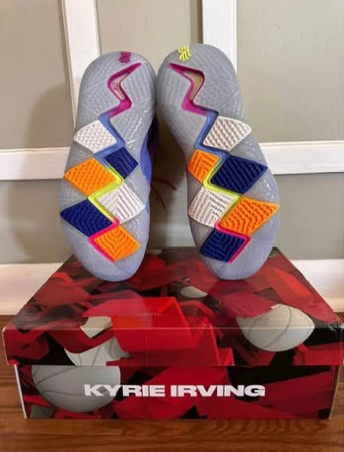 Nike Kyrie 4 Confetti Multi-Color Size 9 image indicator(3)