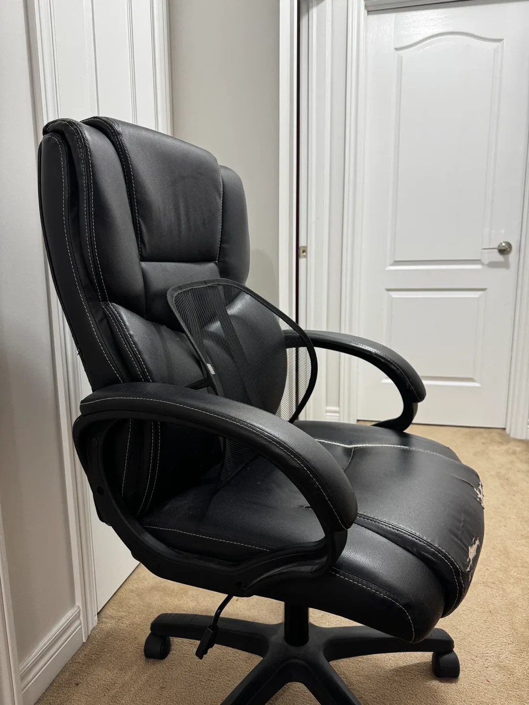 Black Office Chair - Some Wear image indicator(3)