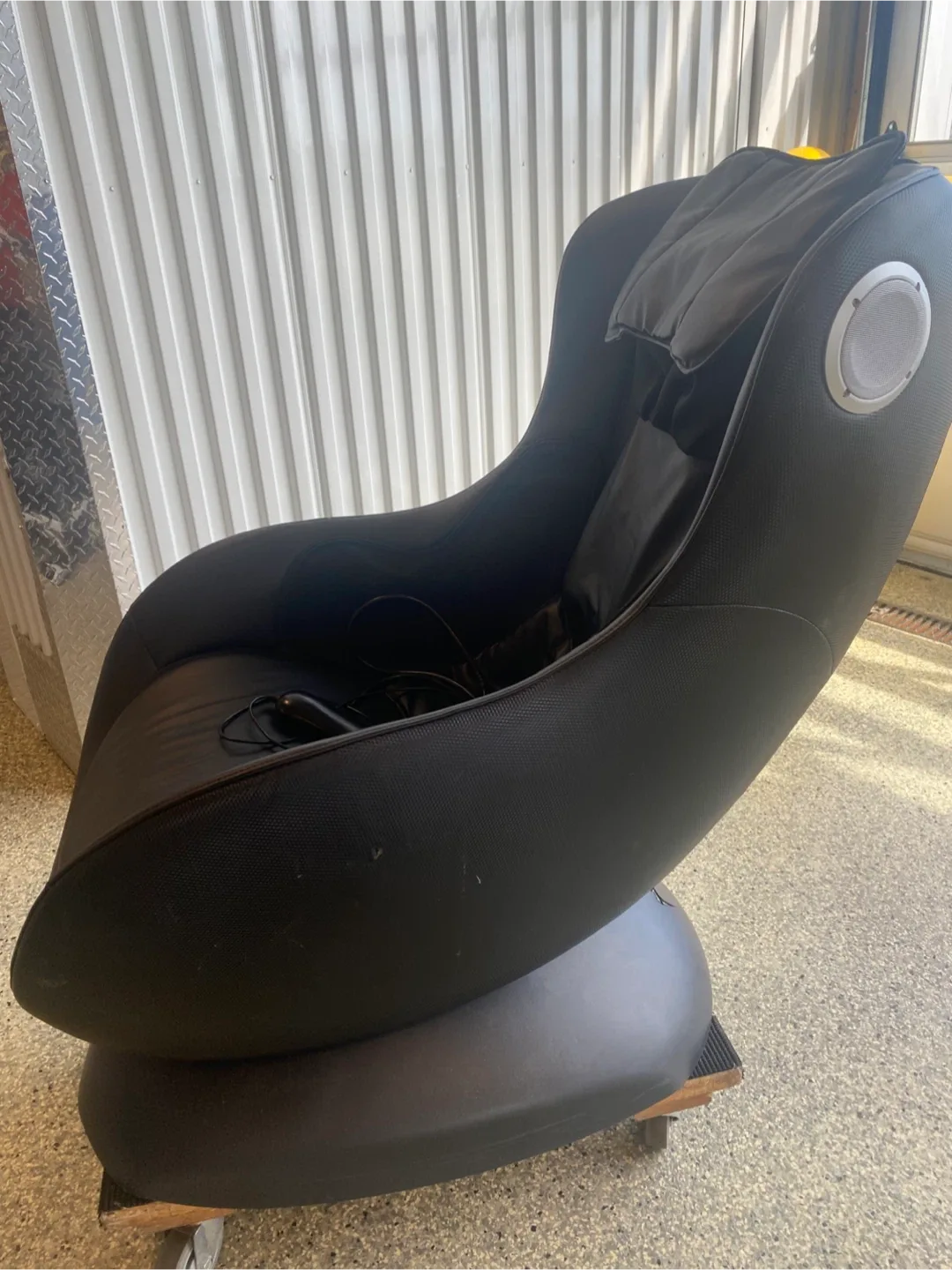 Bob's Discount Furniture Massage Chair image indicator(2)