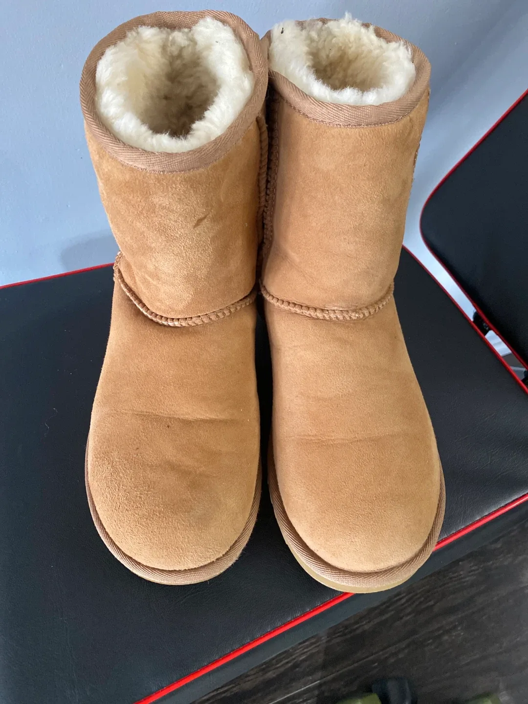UGG Classic Short Boots - Size 6 image indicator(2)