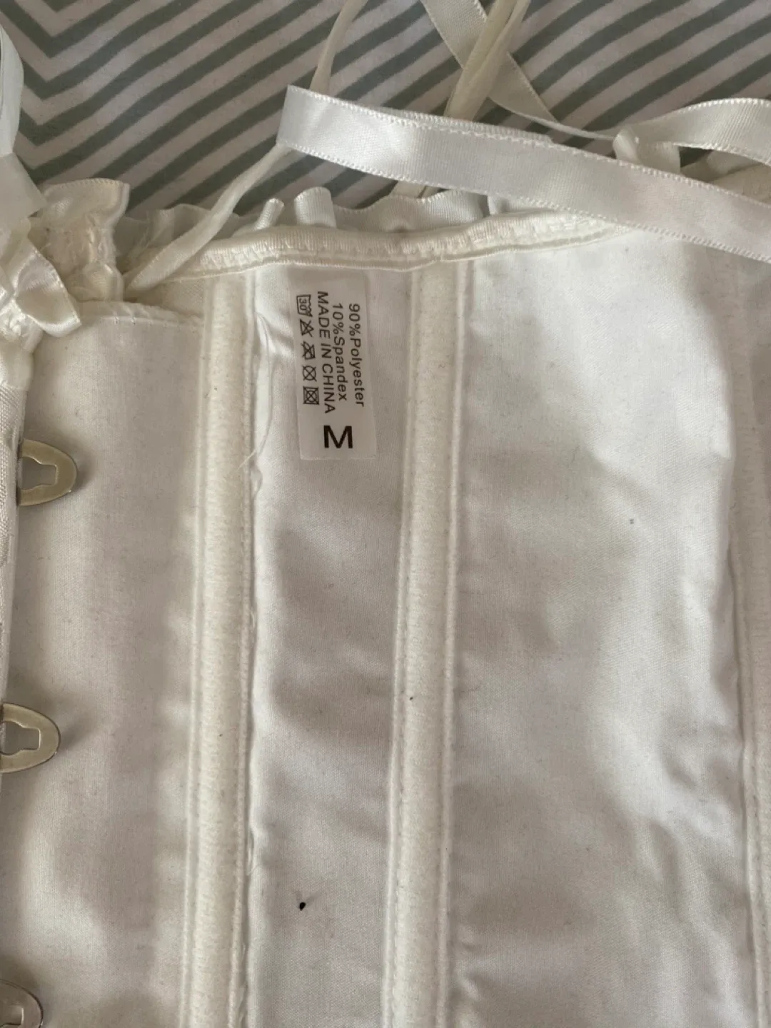 White Corset - Size M image indicator(2)