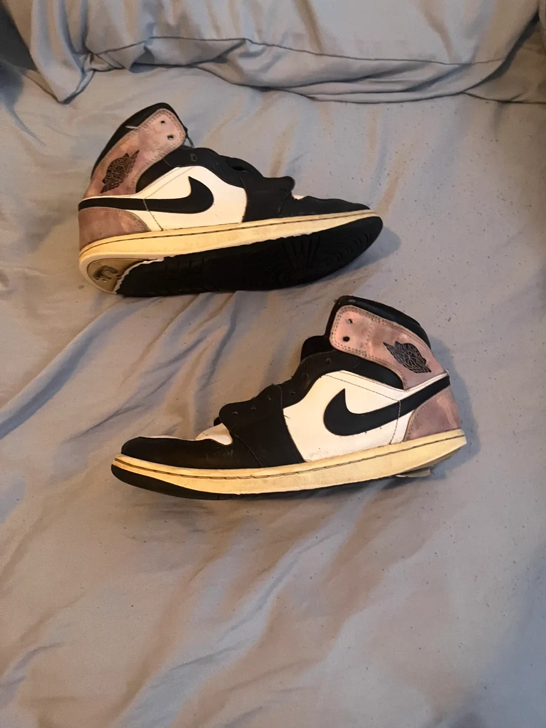 Nike Air Jordan 1 Mid image indicator(2)