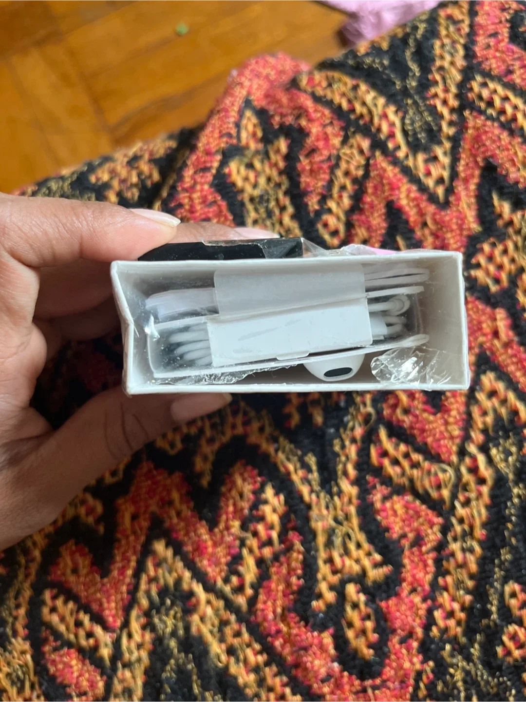 Apple EarPods with Lightning Connector image indicator(2)