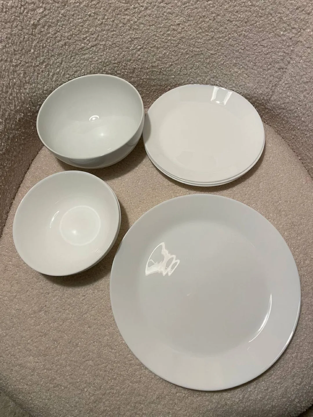 White Plates and Bowls Set image indicator(2)