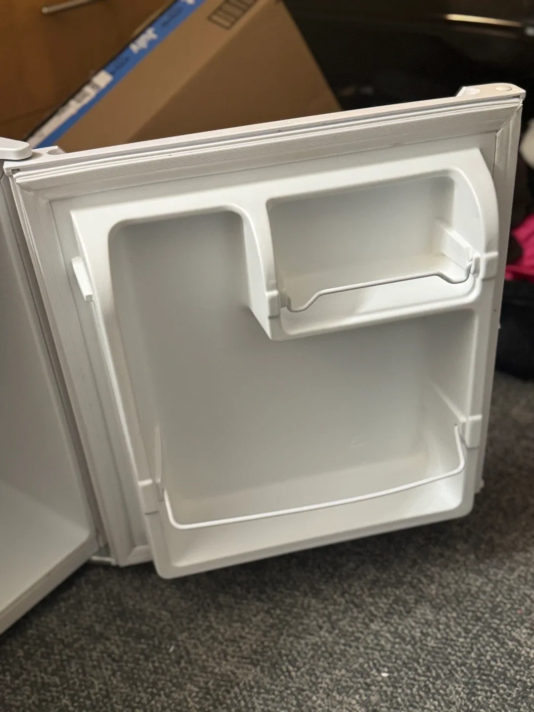 Galanz Mini Fridge - White image indicator(2)