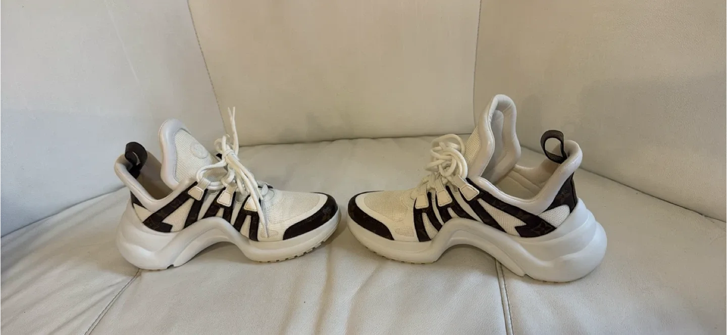 Louis Vuitton LV Trainer Sneaker Size 39 image indicator(10)