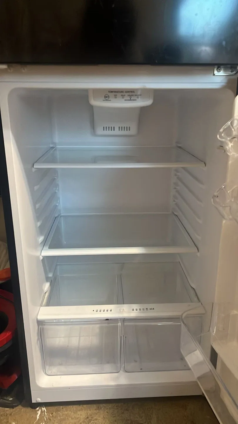 Magic Chef Black Refrigerator image indicator(2)