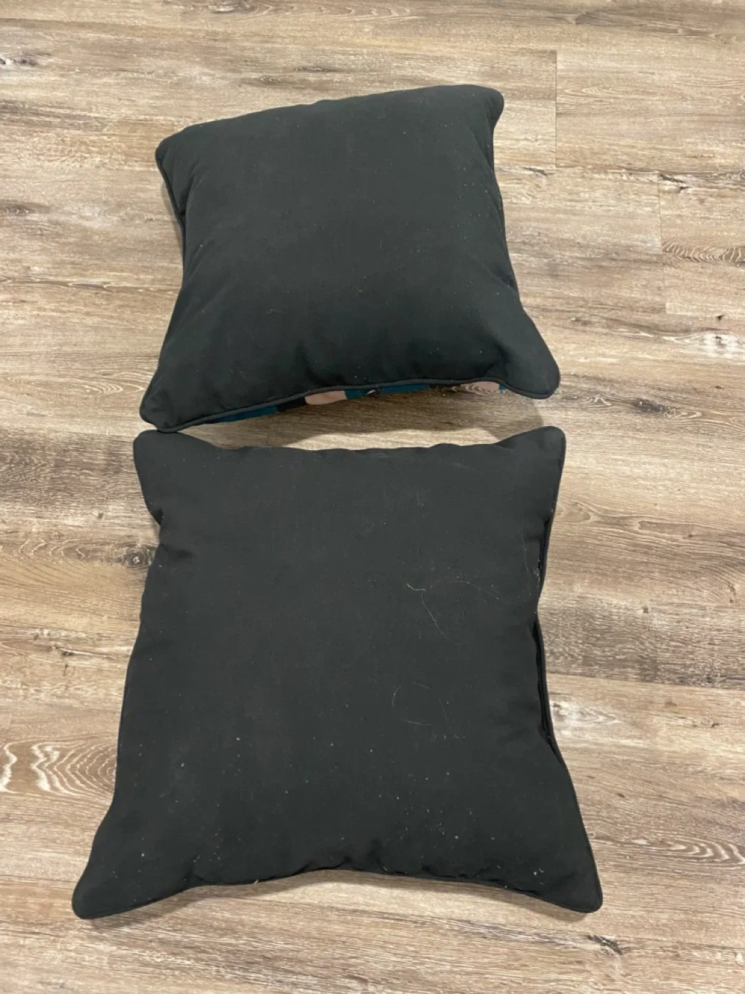 Set of 2 Decorative Throw Pillows Indoor/Outdoor As New image indicator(2)
