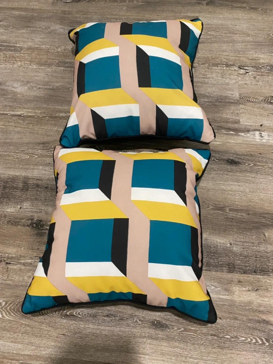 Set of 2 Decorative Throw Pillows Indoor/Outdoor As New thumbnail