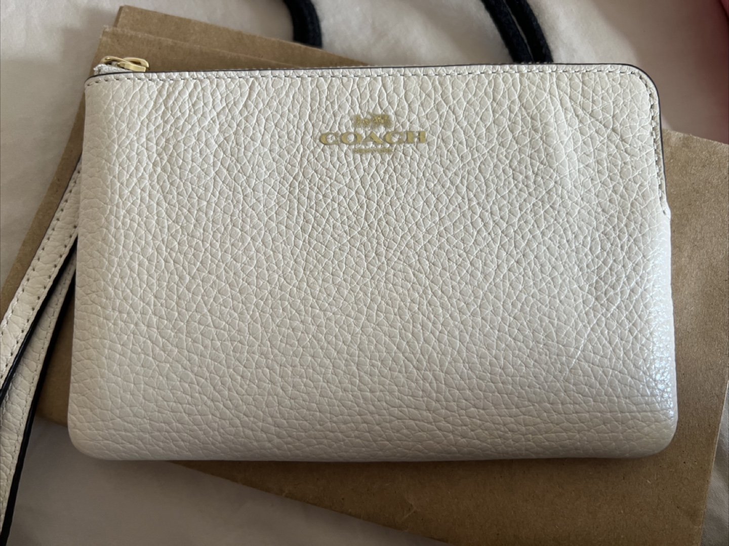 New without tag/Coach Wristlet - White Leather