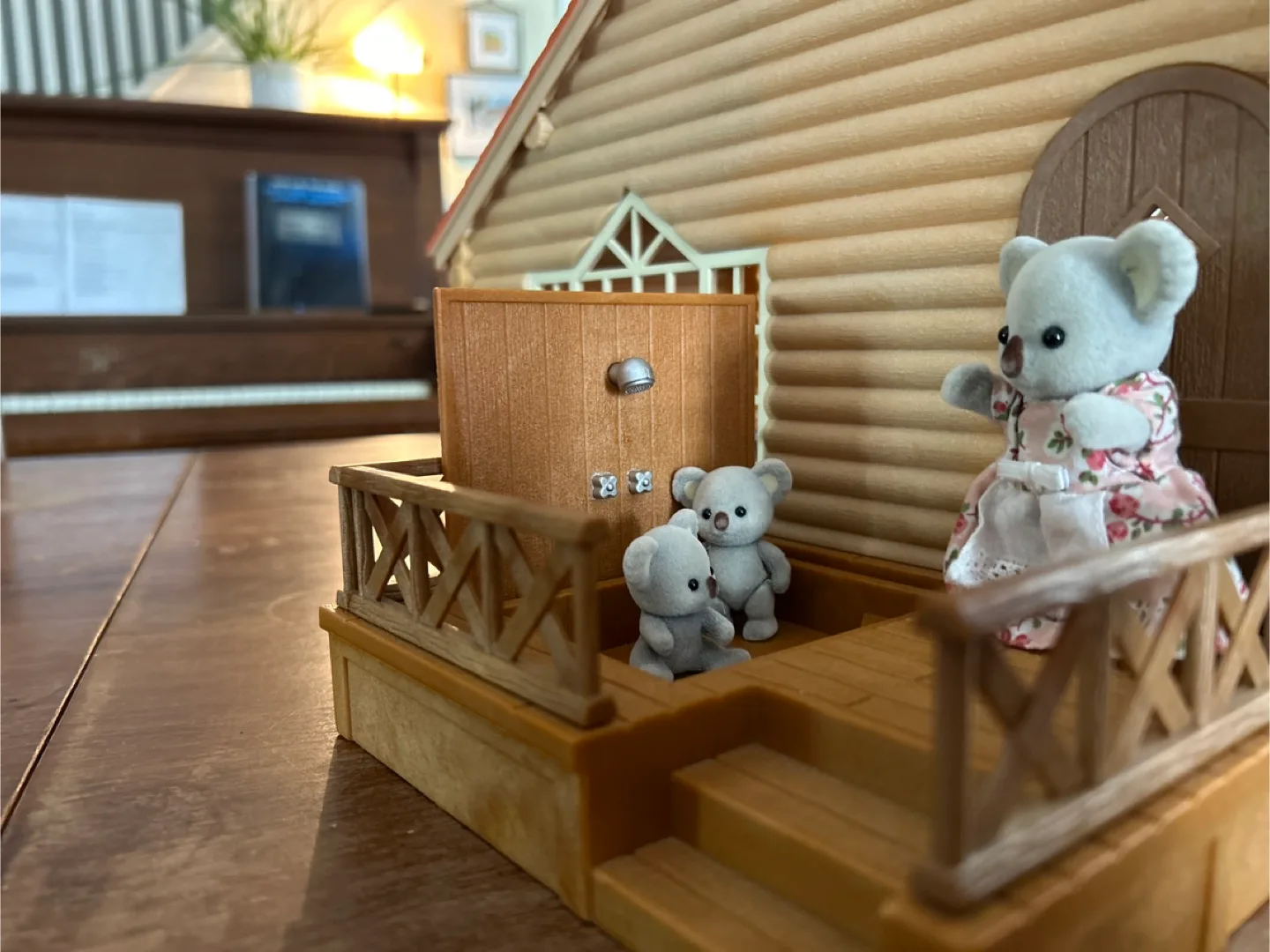 Calico Critters Log Cabin Lakeside Lodge & Koala Family image indicator(4)