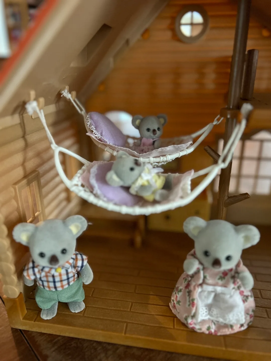 Calico Critters Log Cabin Lakeside Lodge & Koala Family image indicator(3)