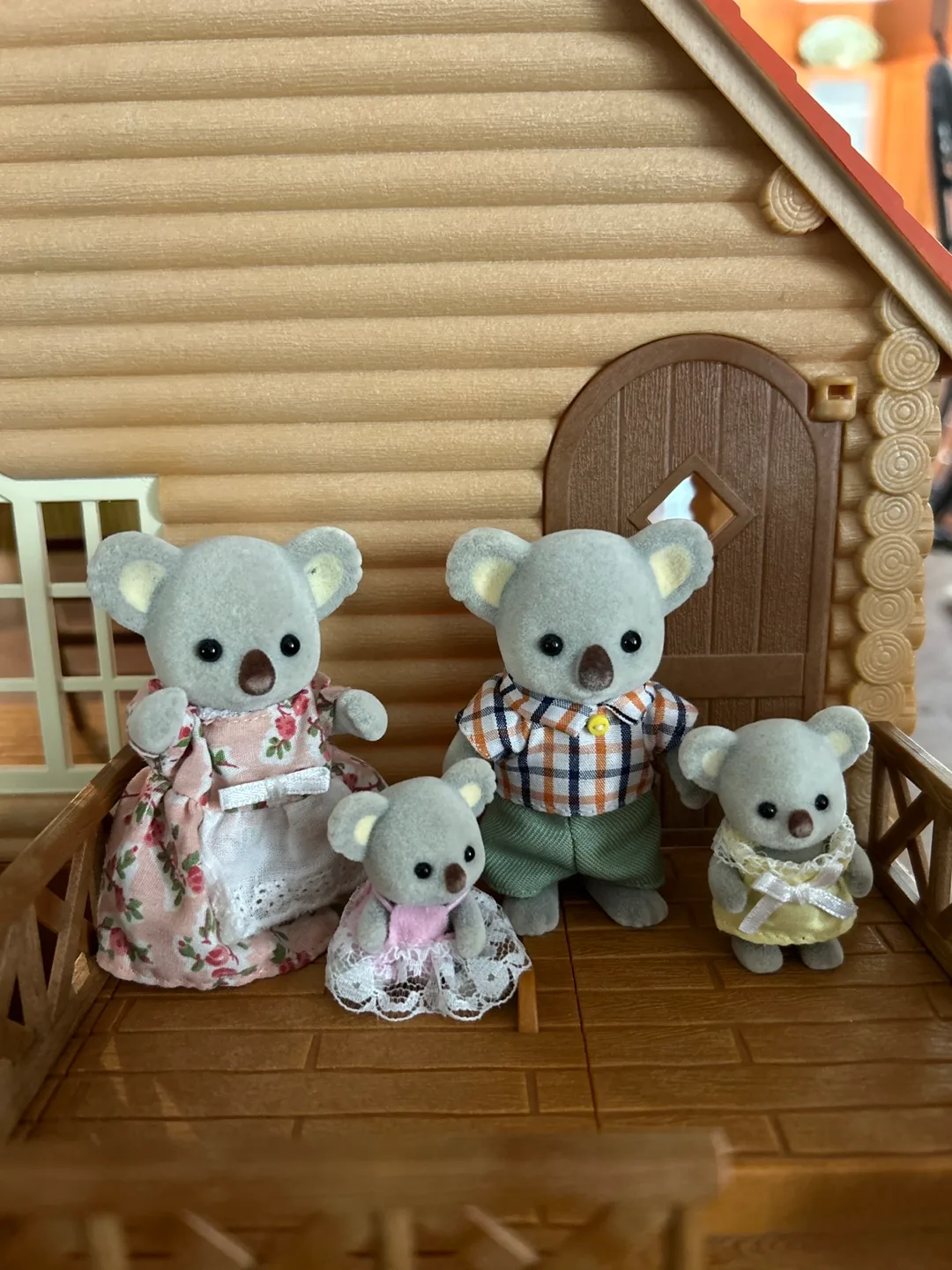 Calico Critters Log Cabin Lakeside Lodge & Koala Family image indicator(2)