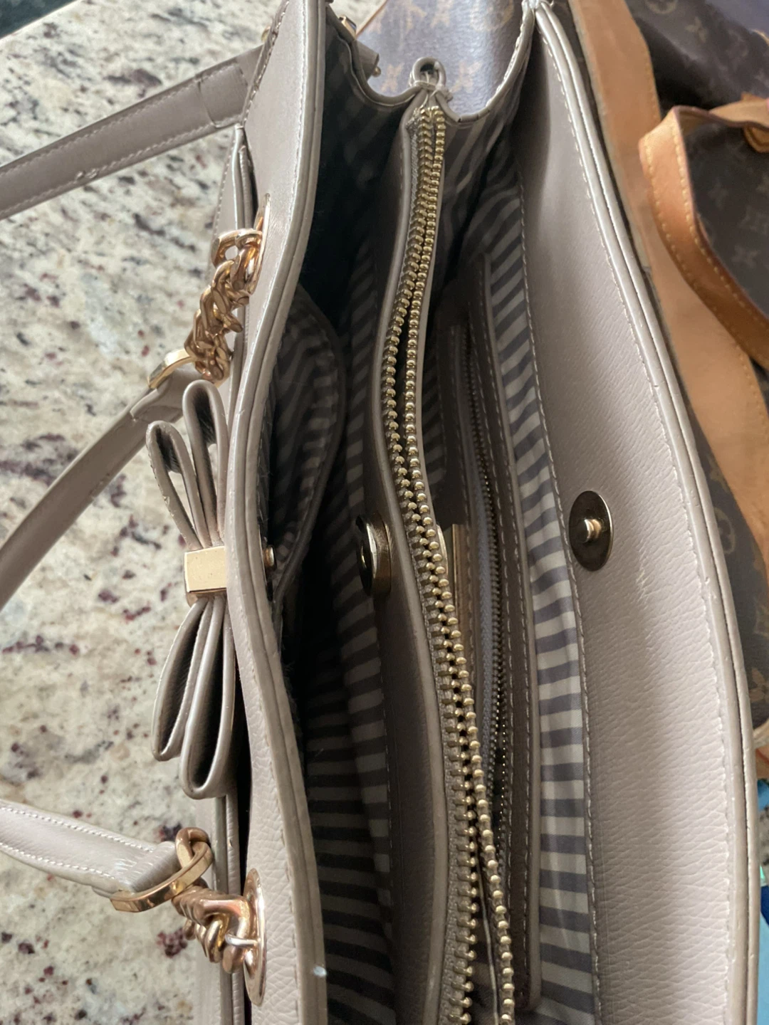 Beige Tote Bag with Gold Chain Detail - photo 4