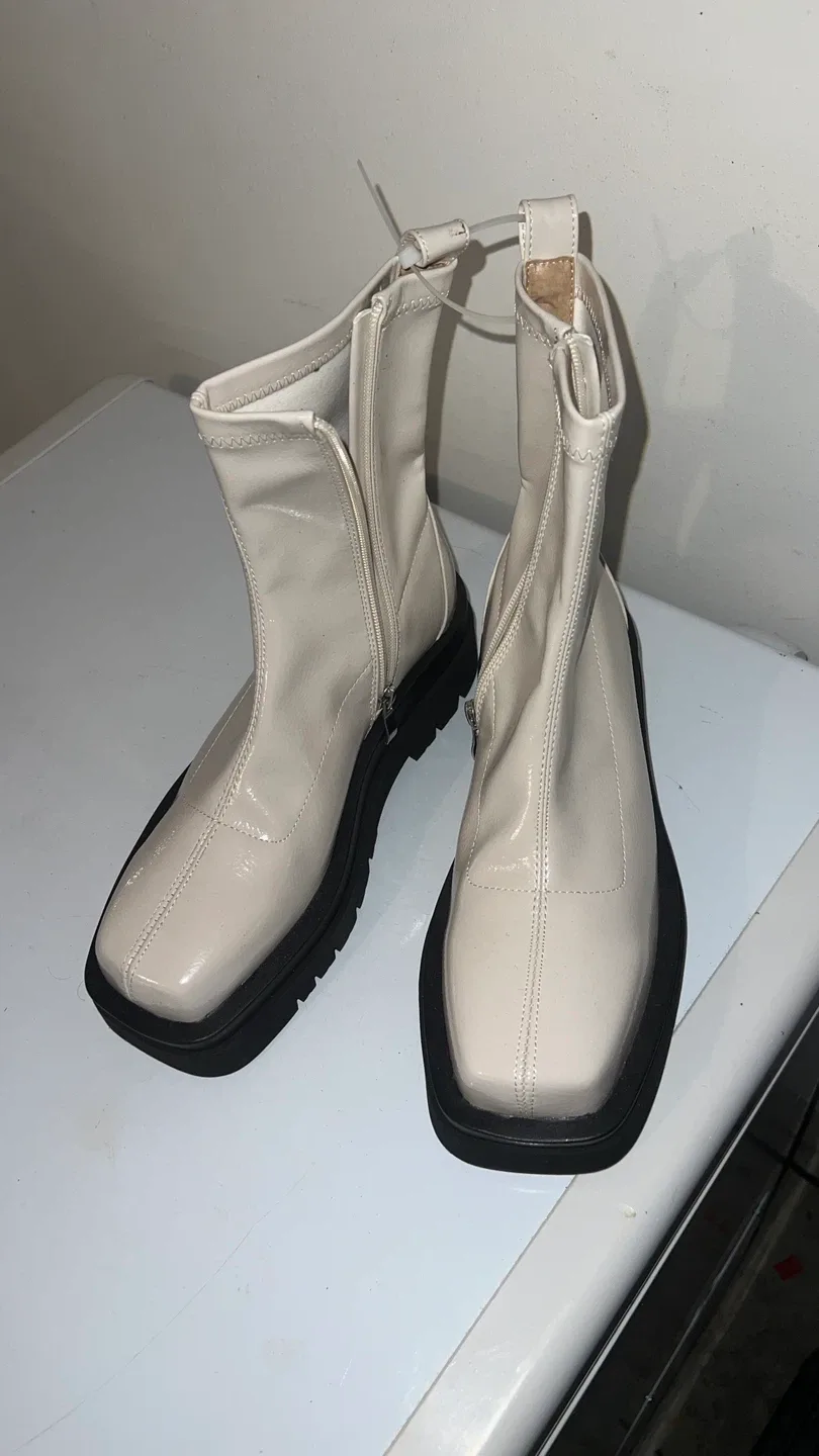 White Boots Size 8 thumbnail