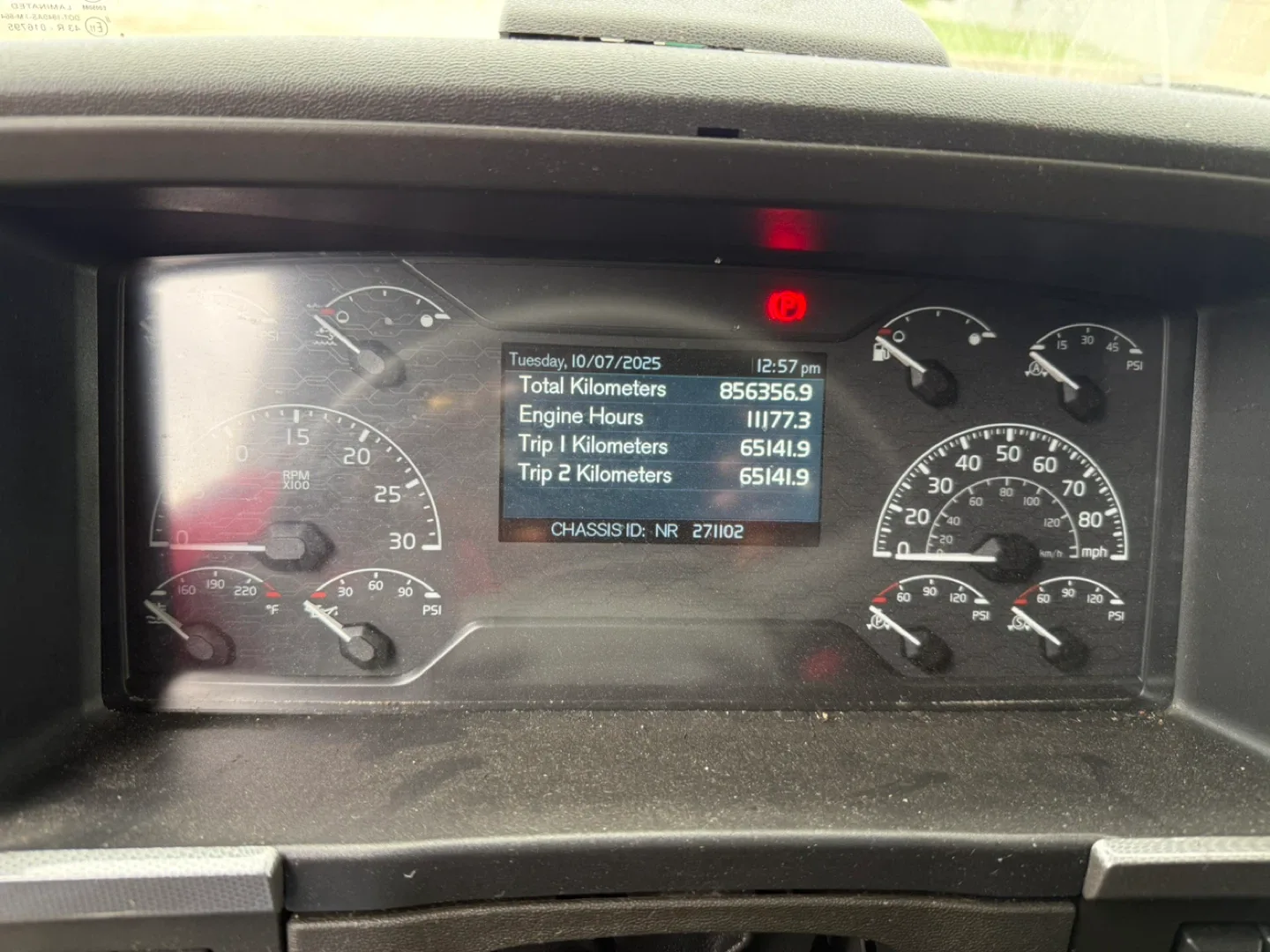 Volvo Semi Truck image indicator(5)
