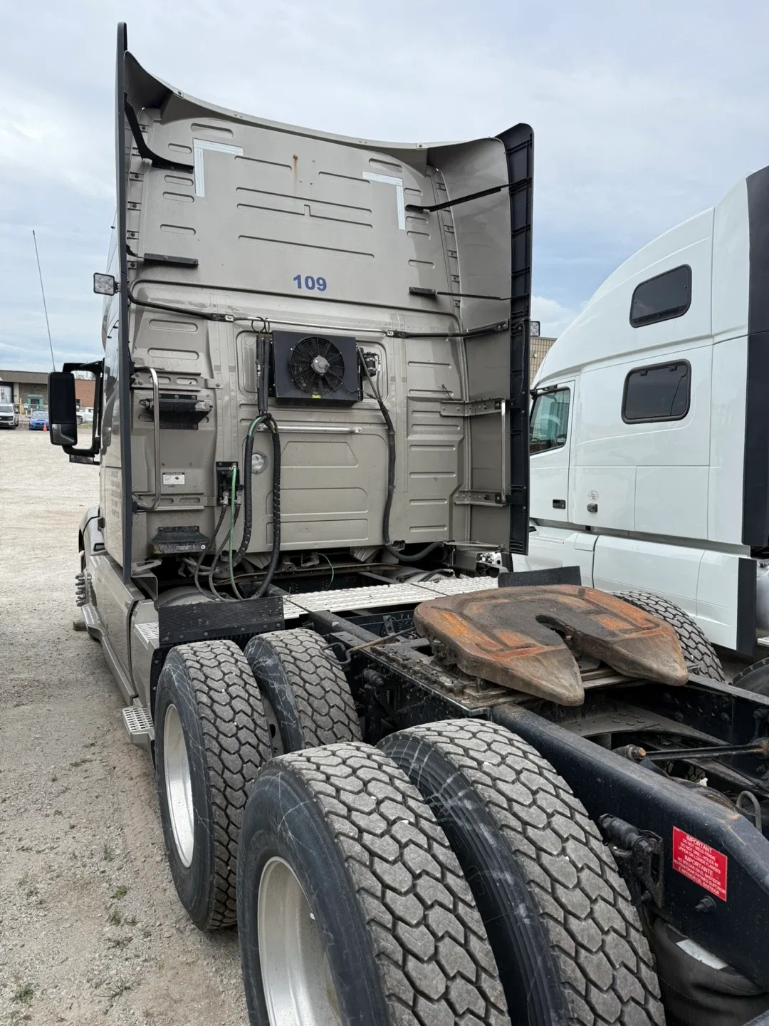 Volvo Semi Truck image indicator(2)