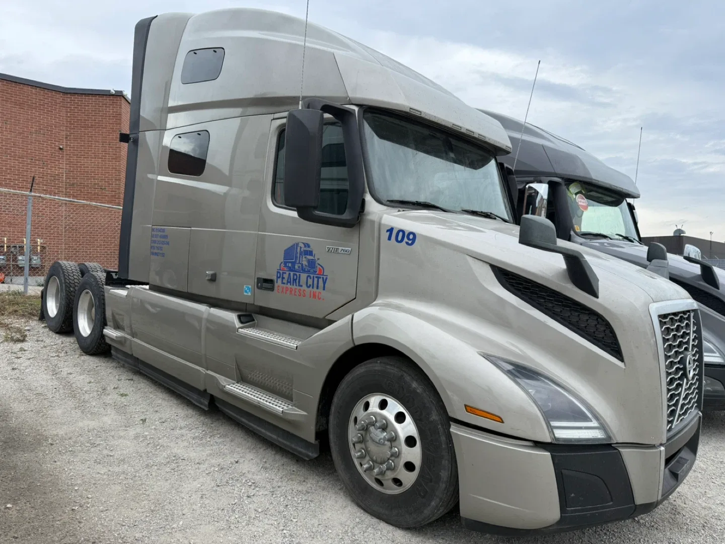 Volvo Semi Truck image indicator(3)