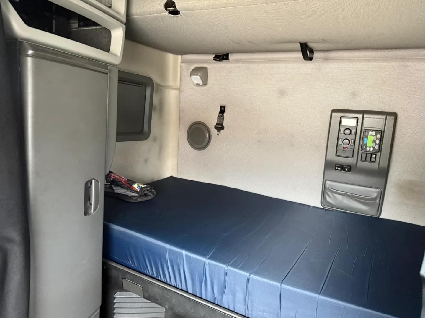 Volvo Semi Truck image indicator(8)