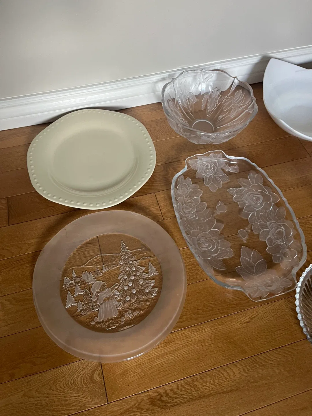 Assorted Glass Bowls and Platters image indicator(2)