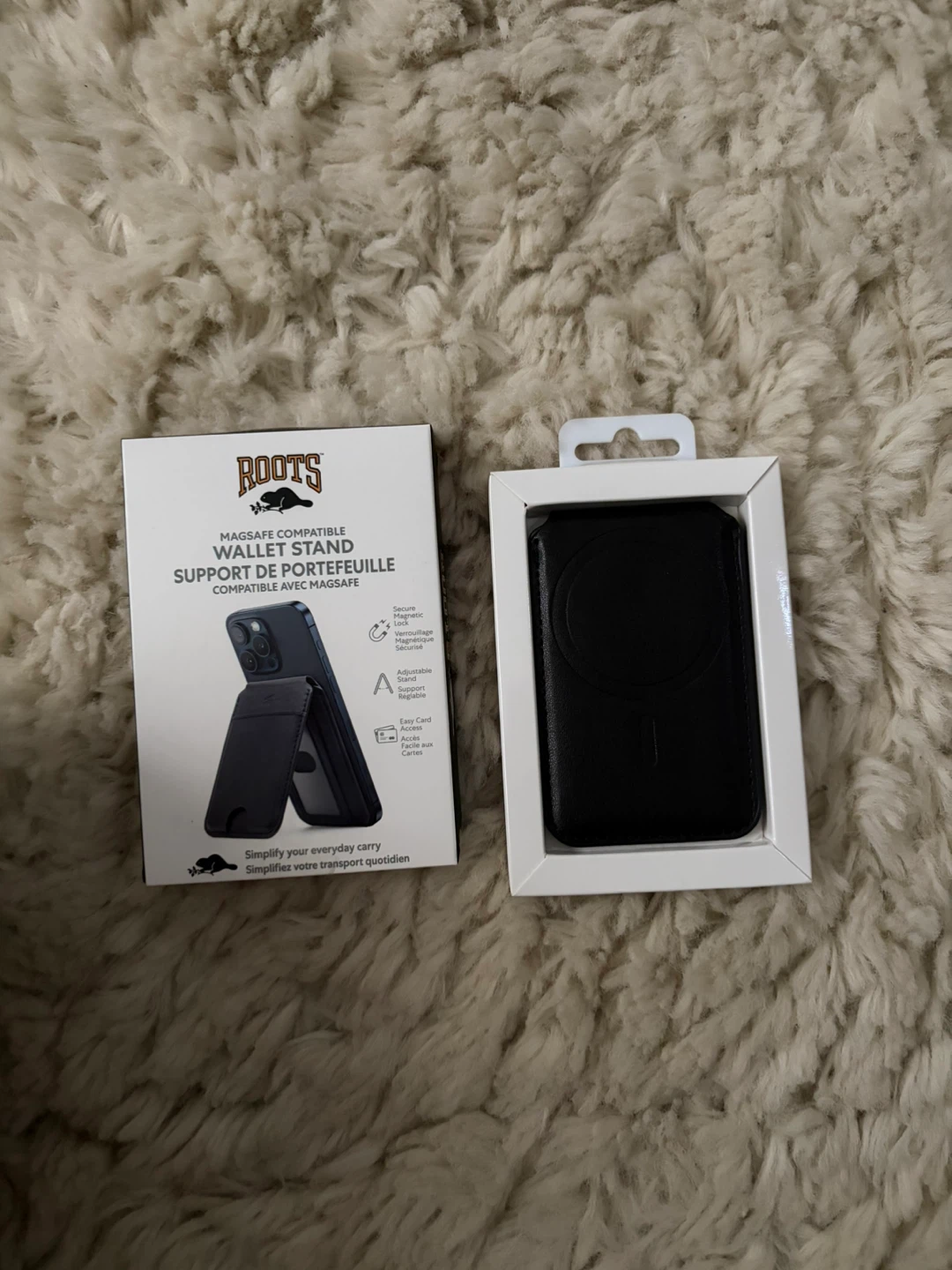 Roots MagSafe Compatible Wallet Stand - New in Box!