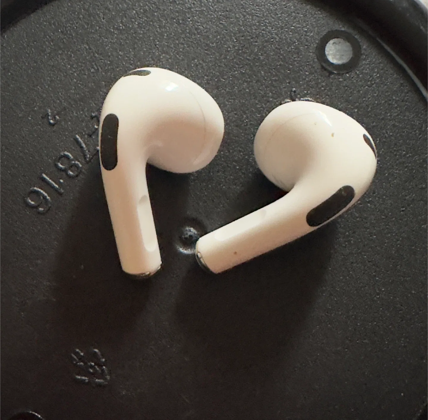 Used Apple AirPods 3rd generation - White image indicator(2)