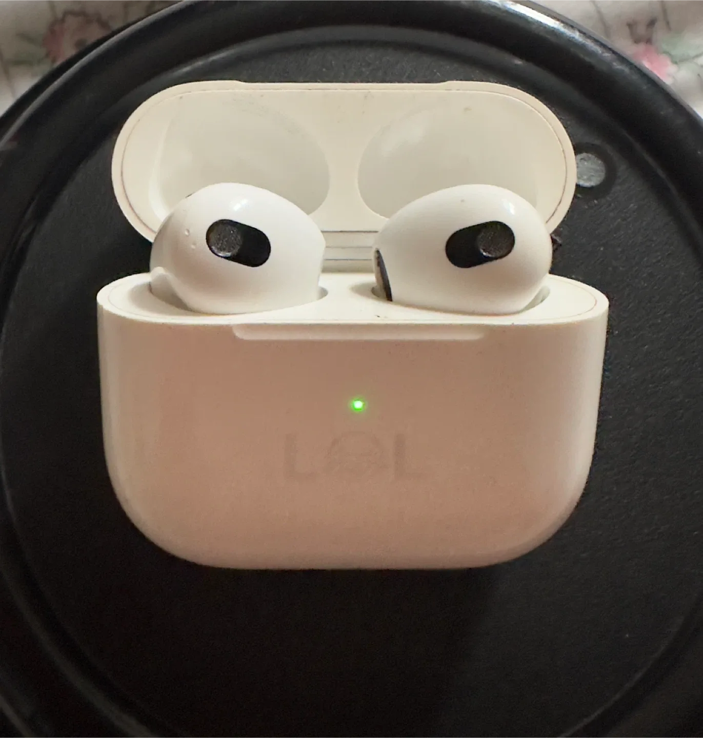 Used Apple AirPods 3rd generation - White image indicator(4)