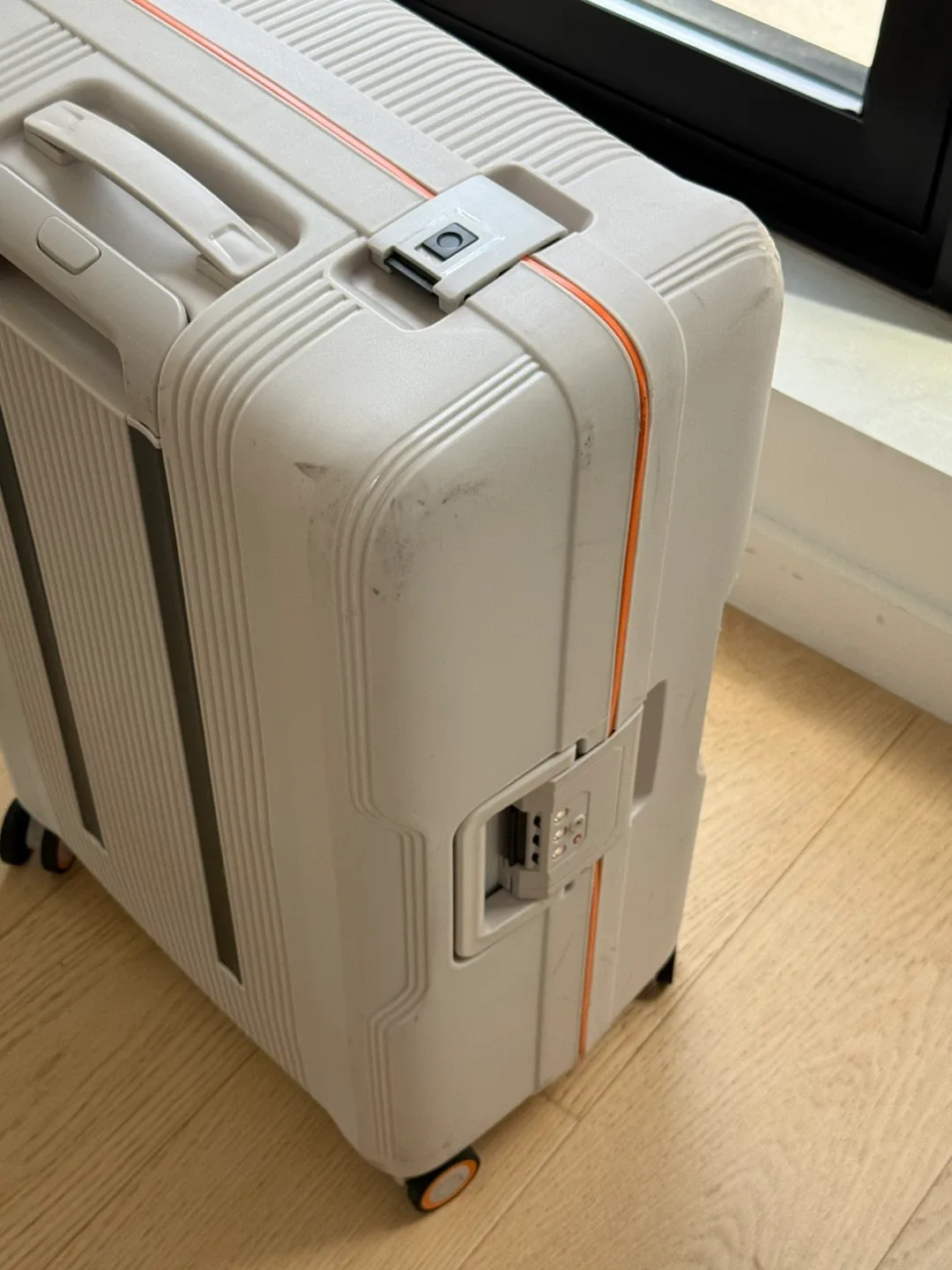 Medium Hardside Suitcase image indicator(3)