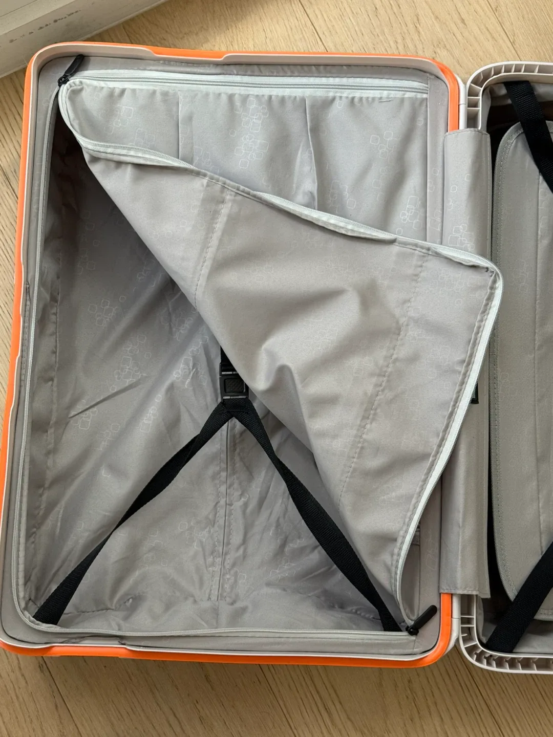 Medium Hardside Suitcase image indicator(6)