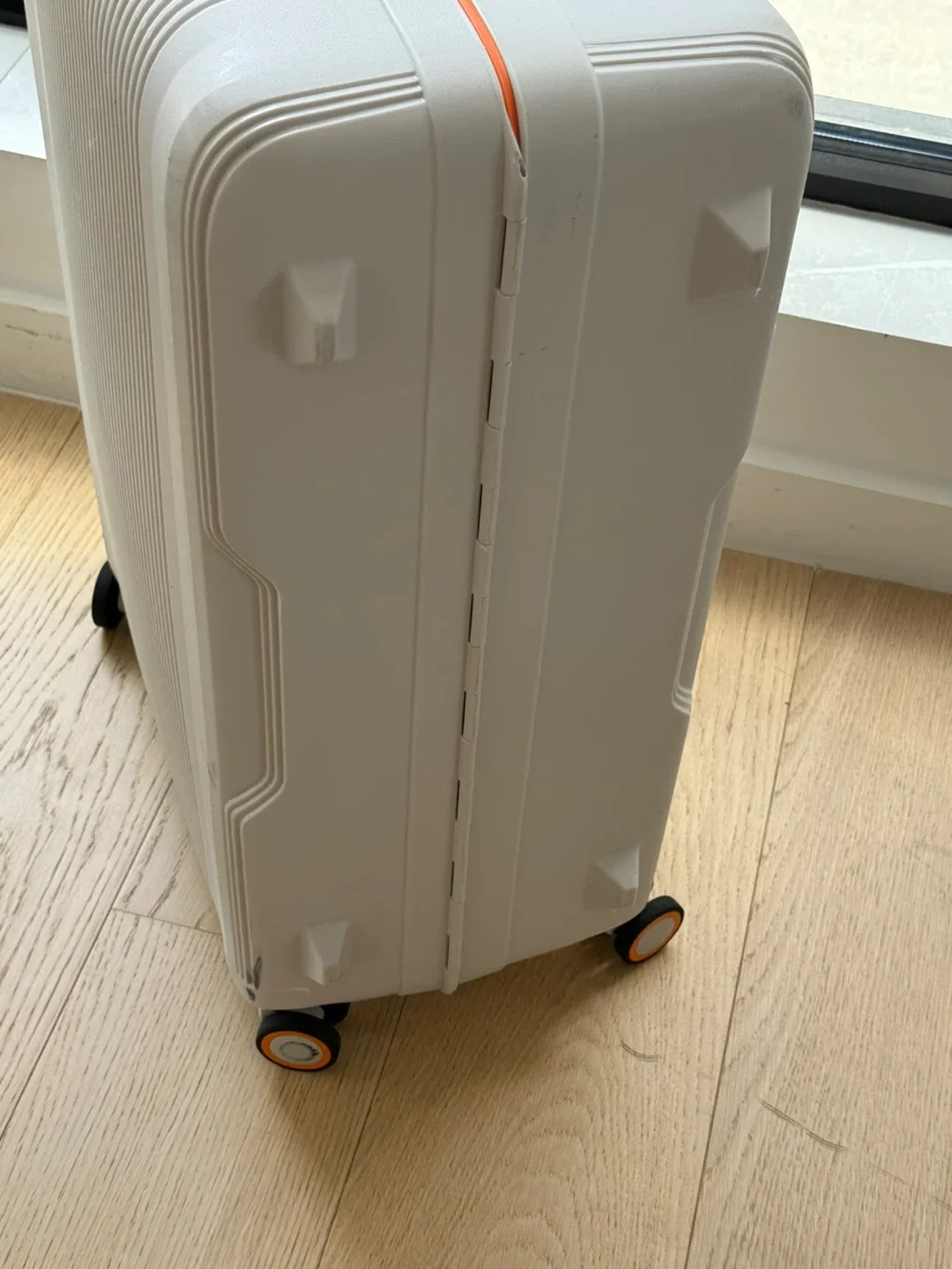 Medium Hardside Suitcase image indicator(2)